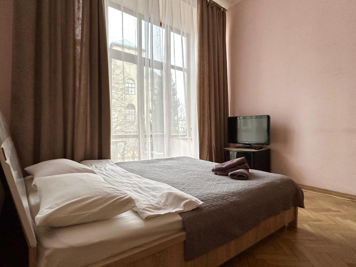 Romantic Apartments - Оn Valova Street Lviv Exteriör bild