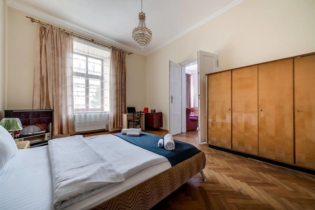 Romantic Apartments - Оn Valova Street Lviv Exteriör bild