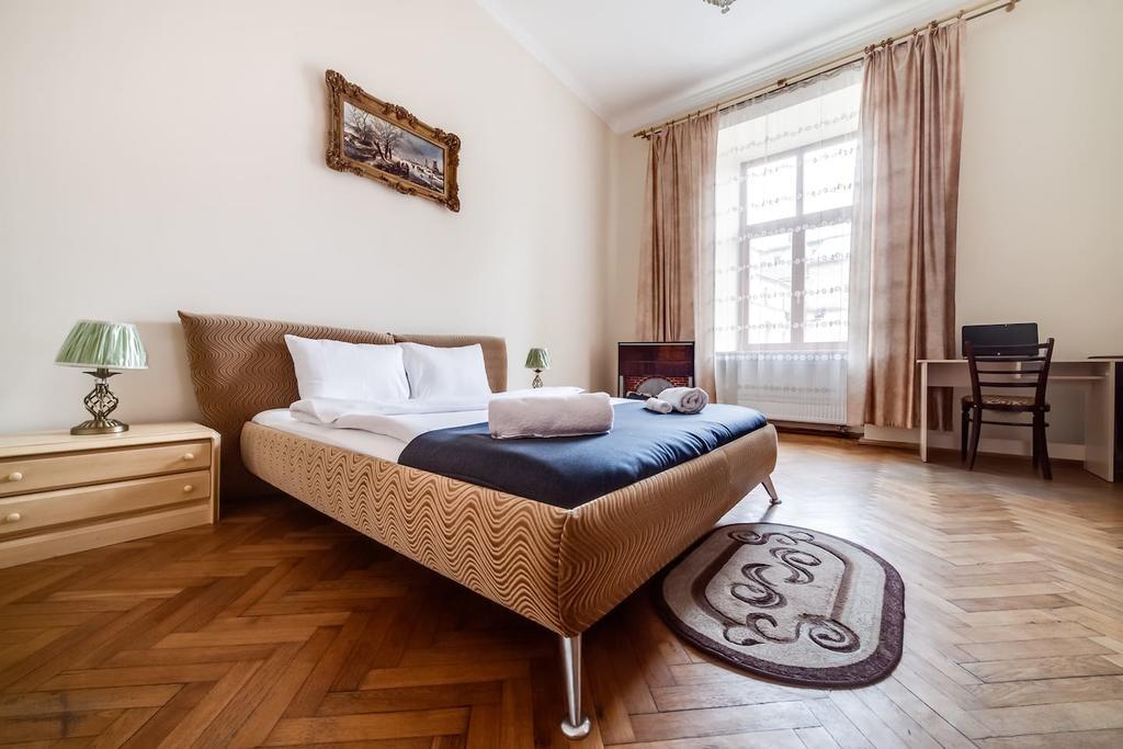 Romantic Apartments - Оn Valova Street Lviv Exteriör bild